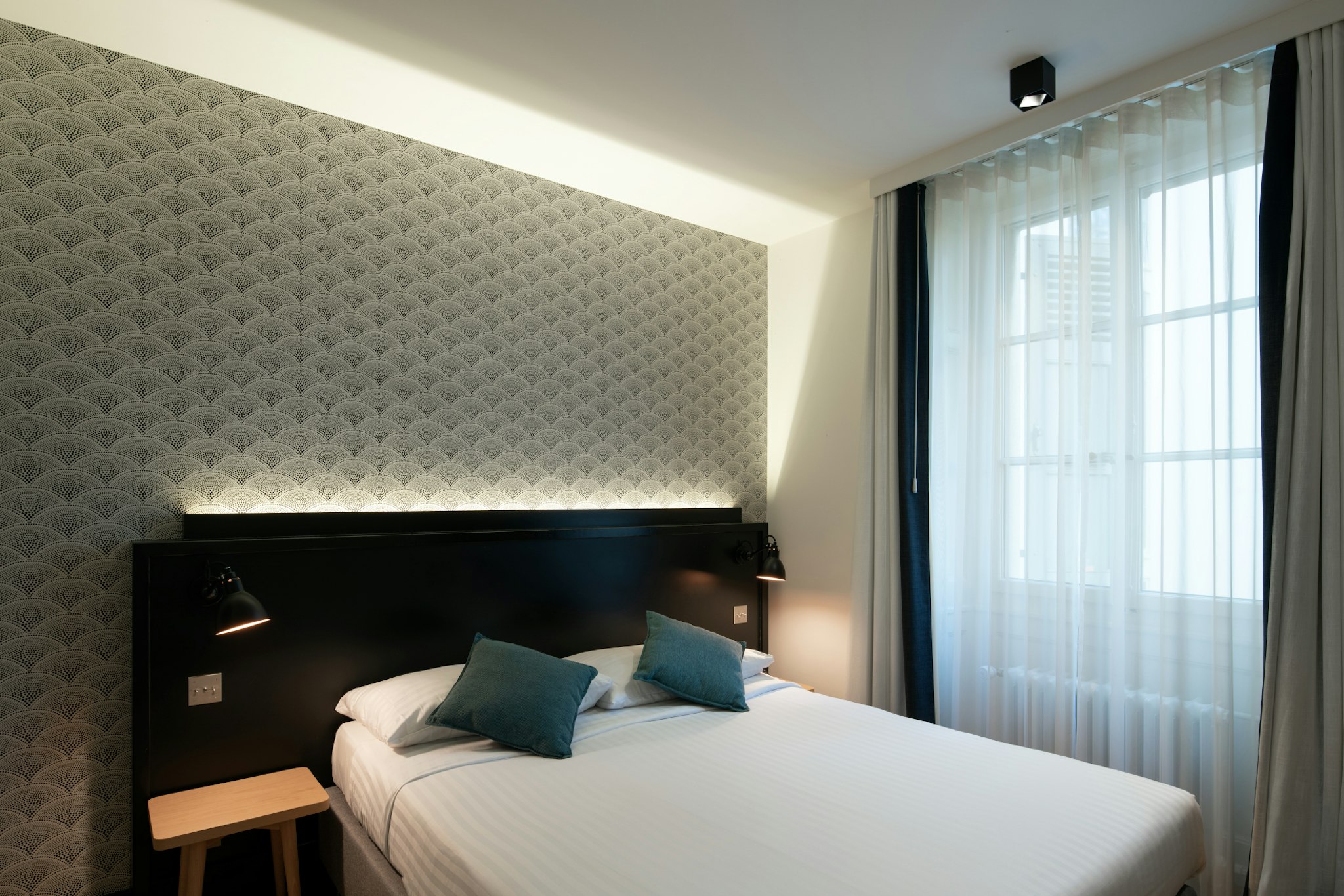 ROOM, DOUBLE BED