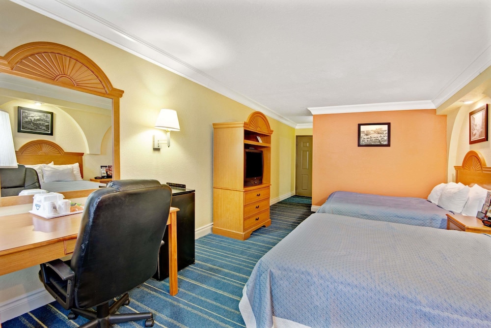 Days Inn by Wyndham San Antonio Airport 12/37