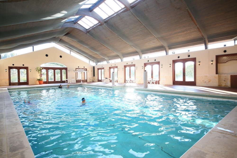 SOUTHERN CROSS RESORT 37/68