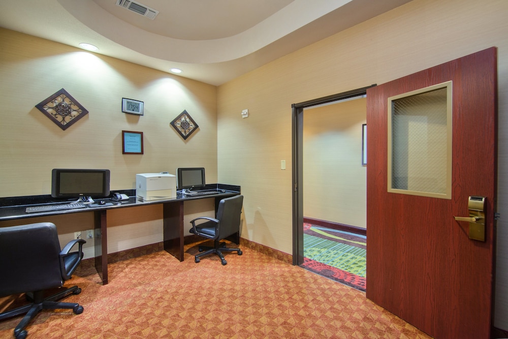 Holiday Inn Express Hotel Suites Terrell 58/64