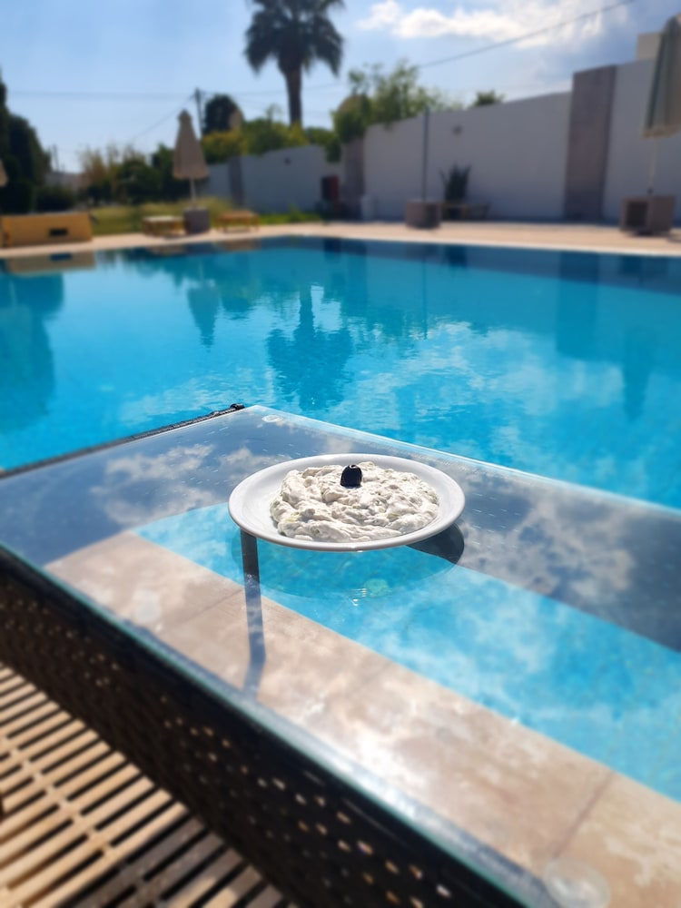 Maroula Blue Studios And Suites 48/70