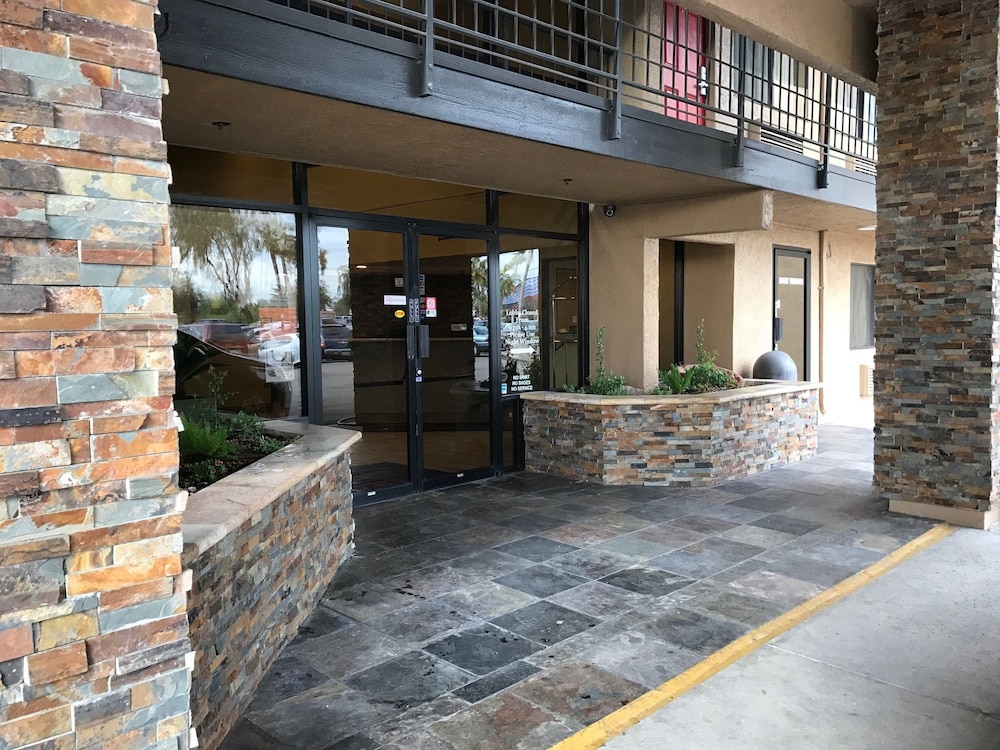 Travelers Inn 44/48
