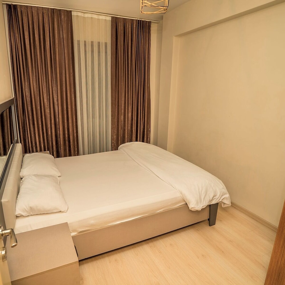 Hill Suites 7/34