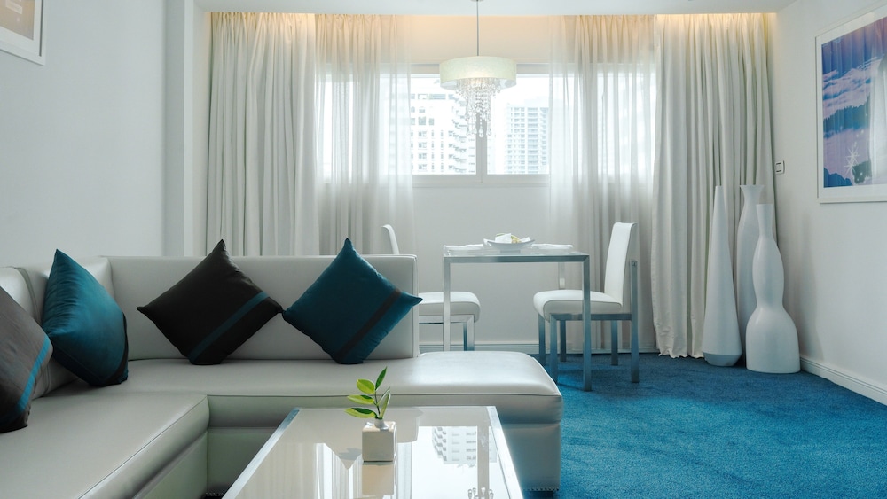 Night Hotel Bangkok (formerly Dream Hotel Bangkok) 55/81