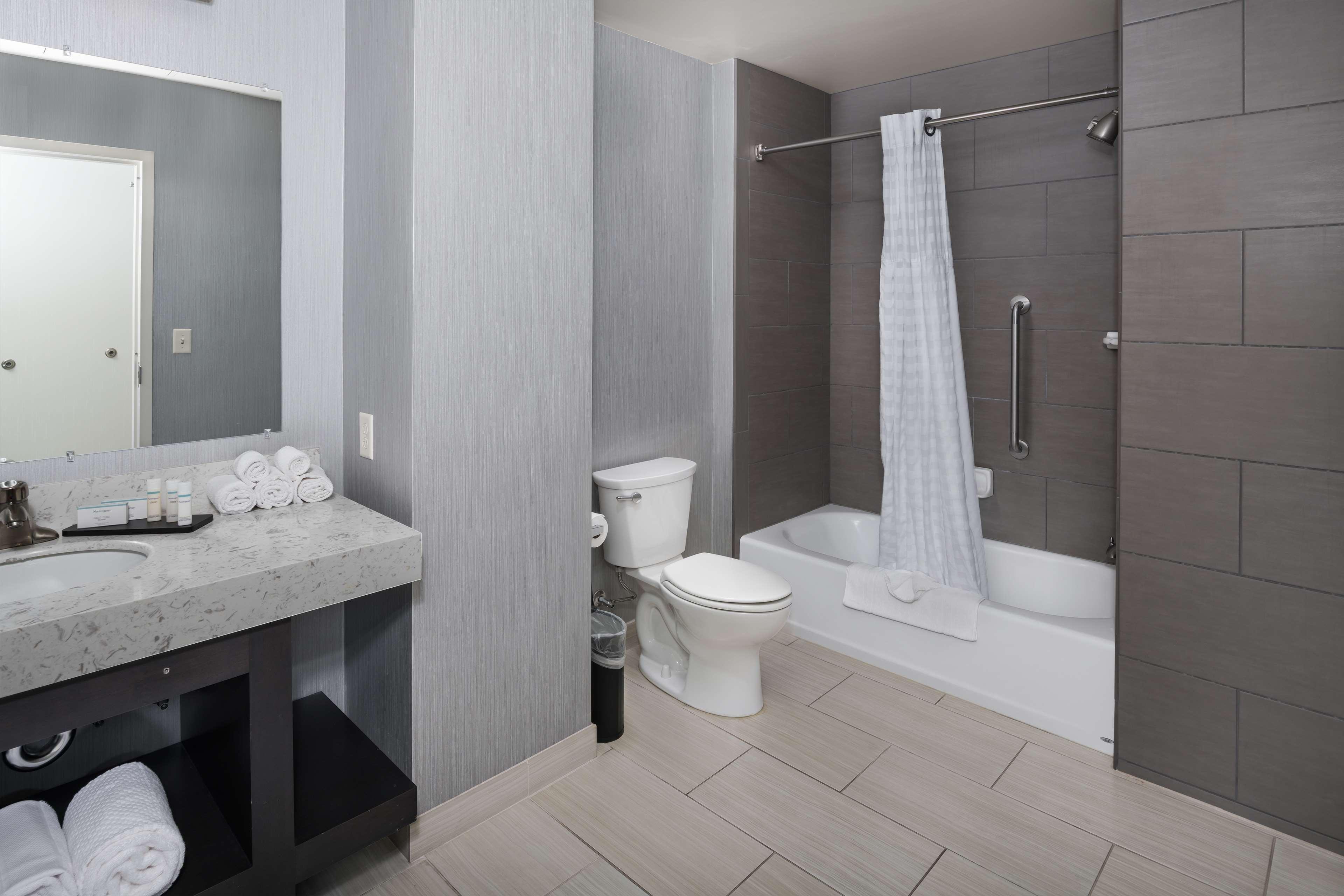 جناح بسرير كينج، Embassy Suites By Hilton Portland Hillsboro 3/4