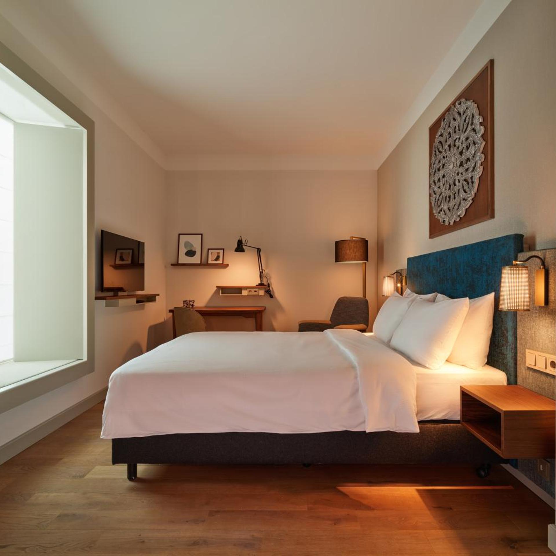 Room, Queen Bed, Atrium View