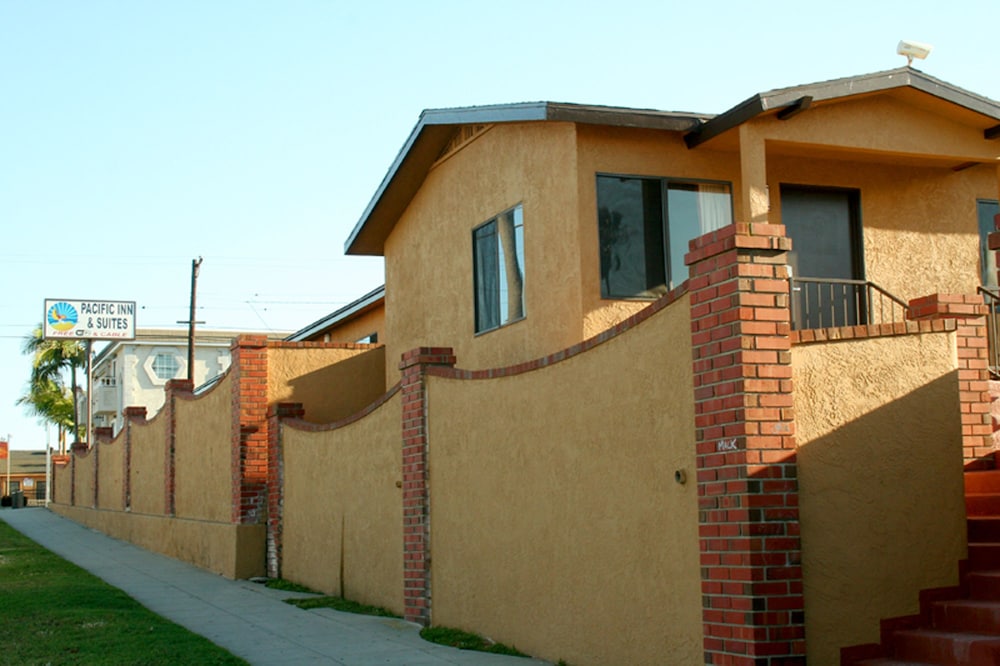Pacific Inn And Suites 4/50