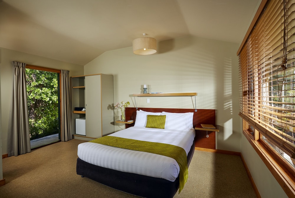 Awaroa Lodge 9/50
