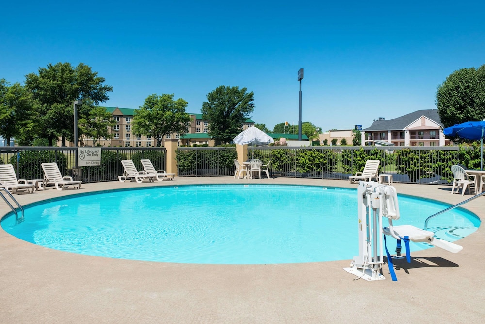 Baymont by Wyndham Clarksville Northeast 3/16