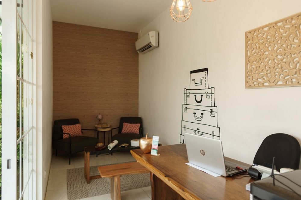 RedDoorz Plus near Exit Toll Puncak 2 4/21