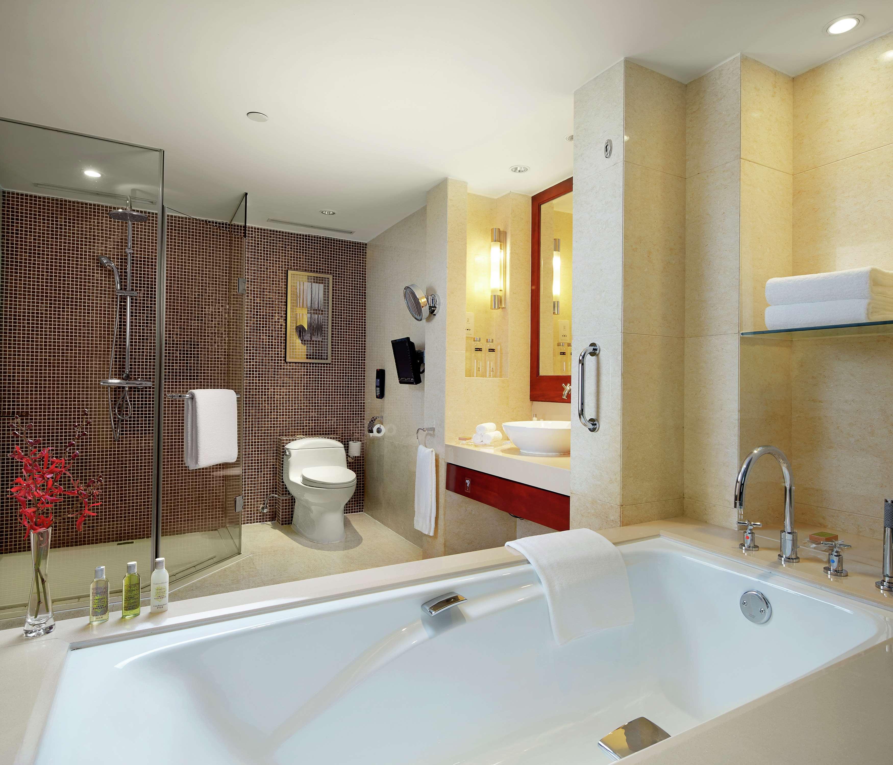 1 BEDROOM, SUITE, KING BED, BALCONY
