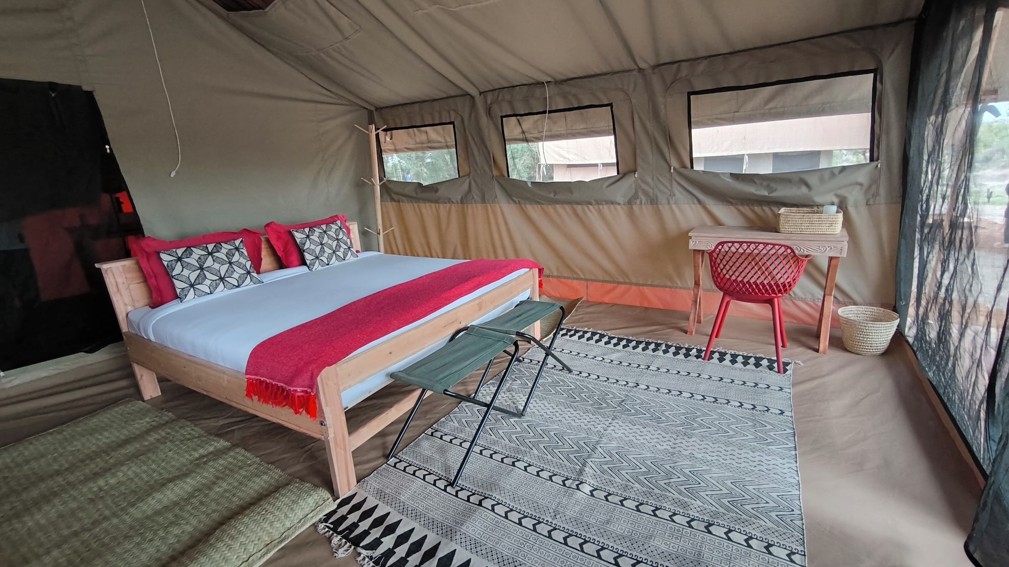 EXCLUSIVE, TENT