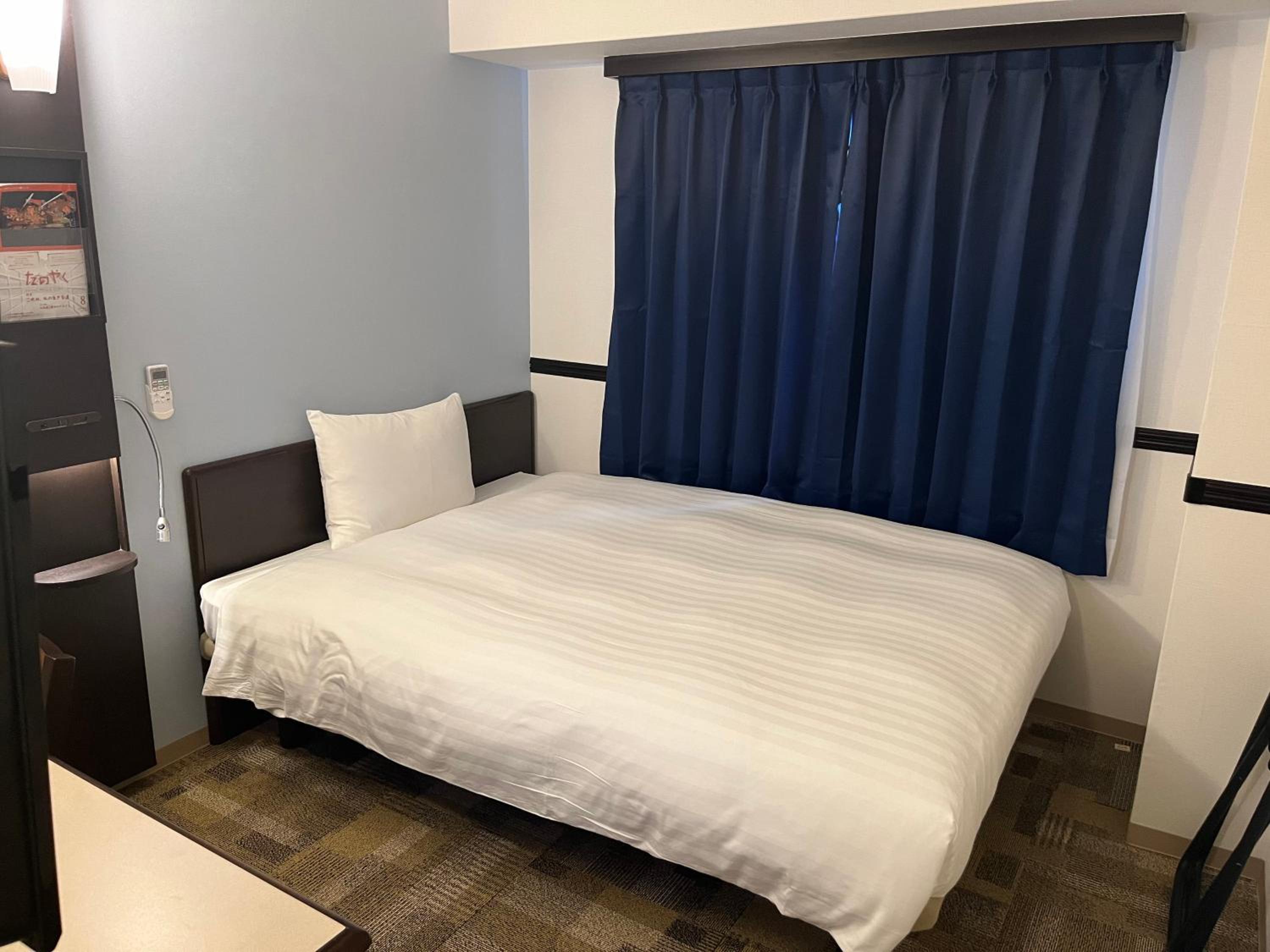 ROOM, SINGLE, DOUBLE BED, SMOKING