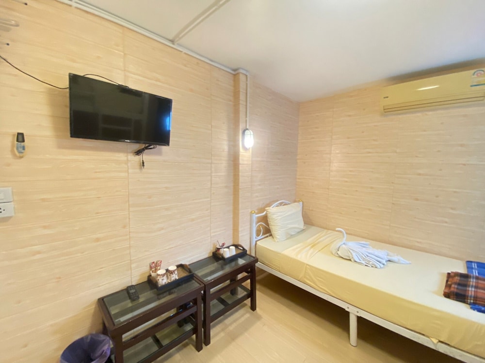 1 Single and 1 Bunk Bed, Shared Bathroom