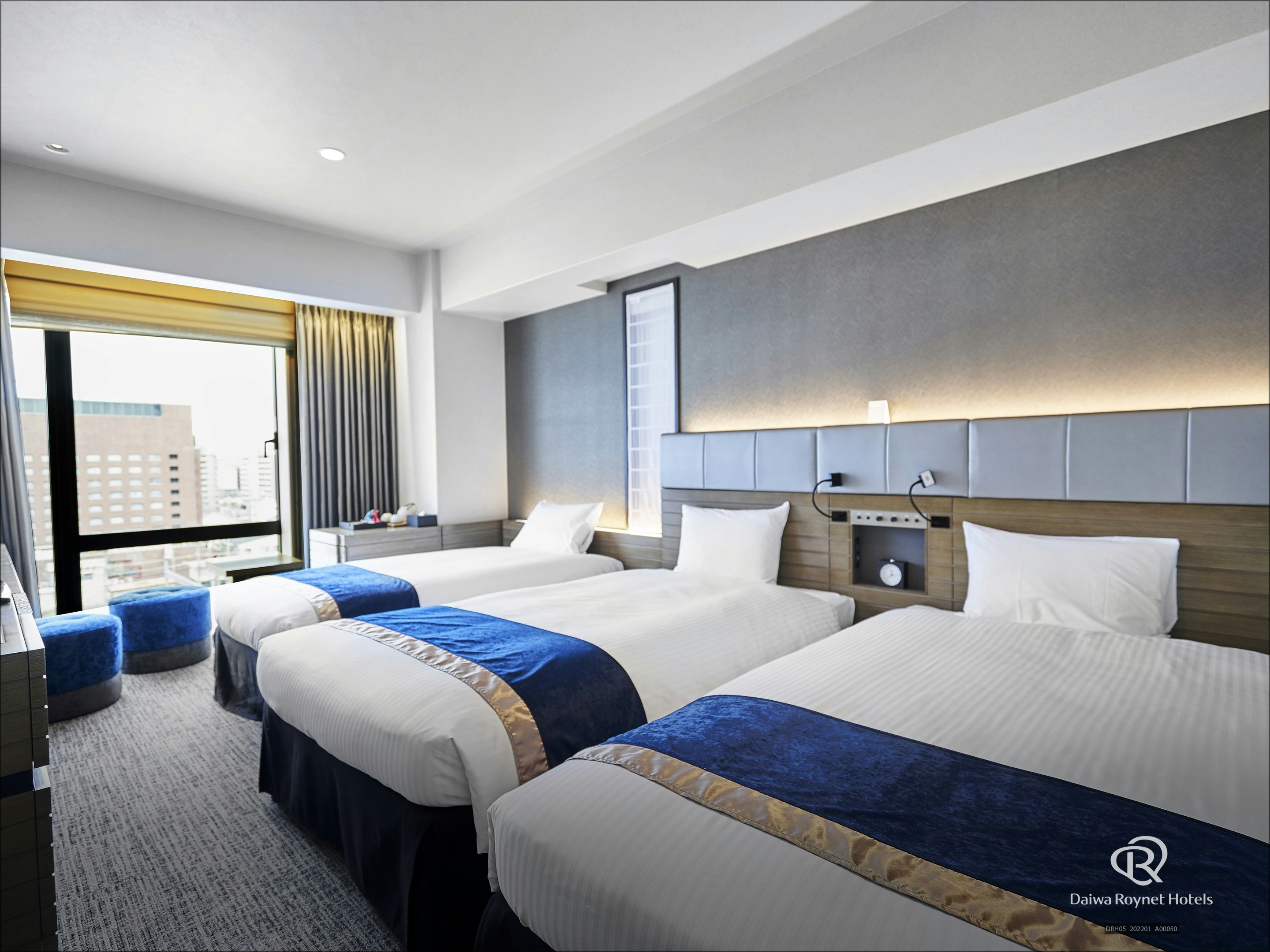 Deluxe, Twin Beds, Train View