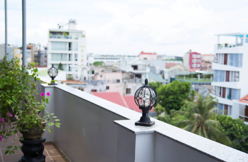 Poetic Hue Hotel 5/50