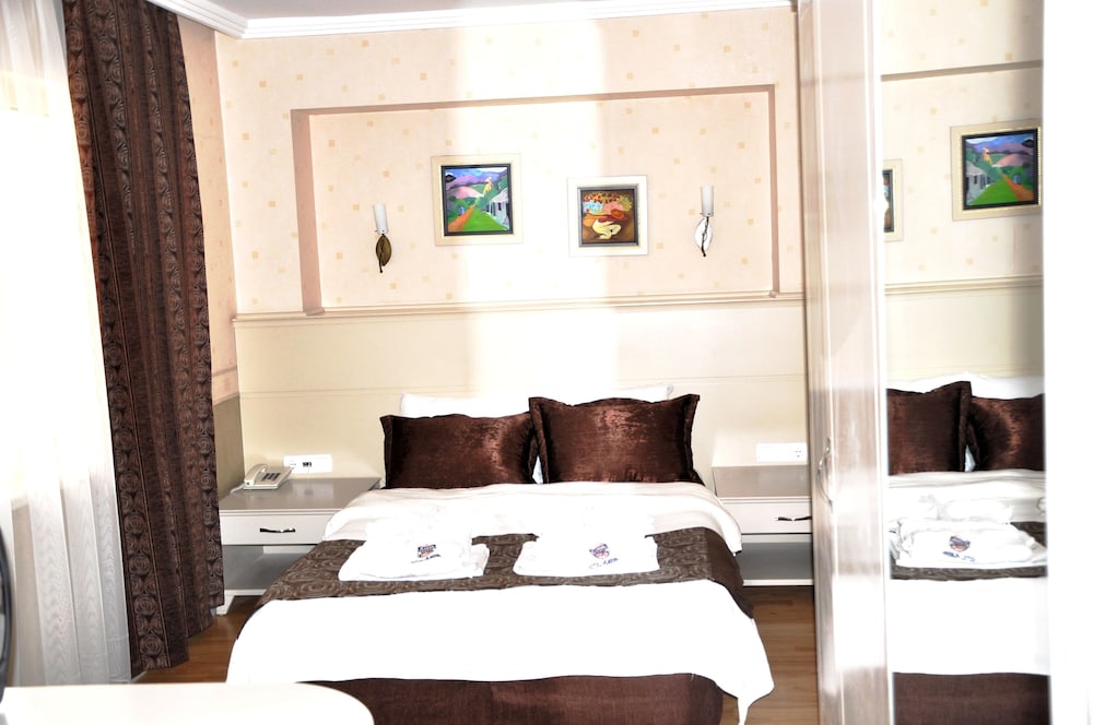 Almena Hotel 12/17