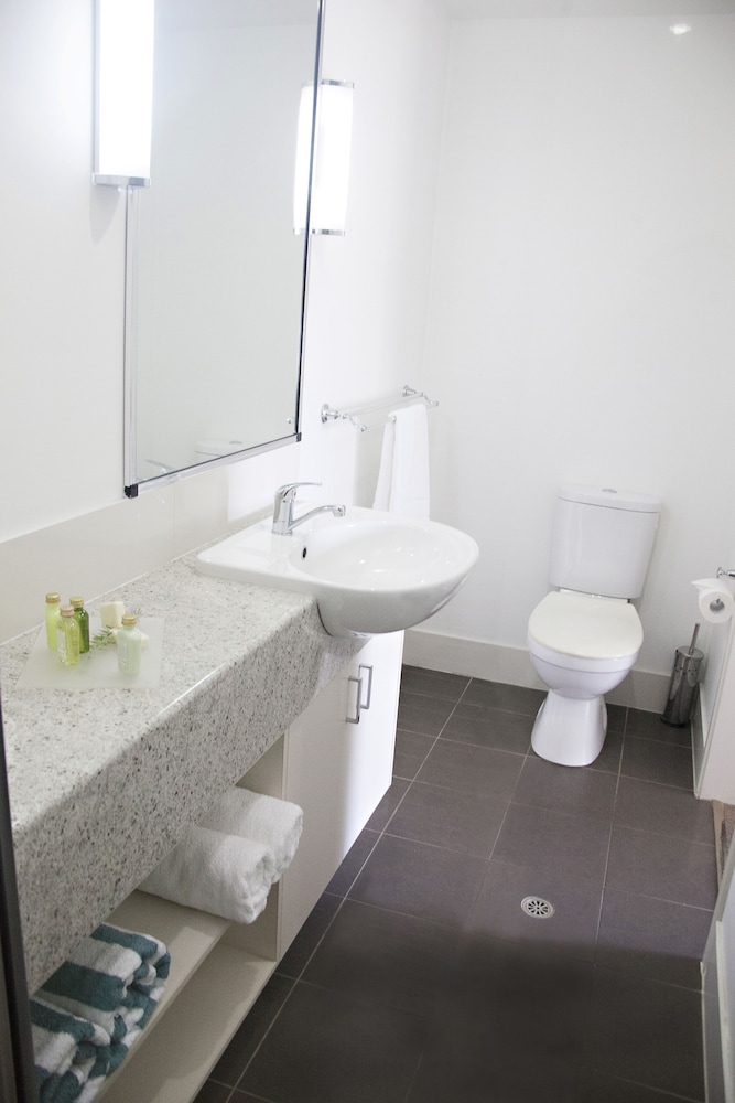 Nepean Shores Riverside Resort & Conference Centre 42/45