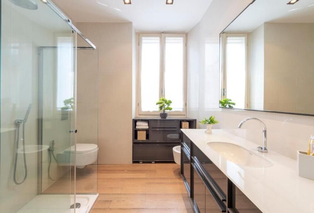 غرفة بسرير كوين مع أريكة، Milan Royal Suites Luxury Apartments 5/7