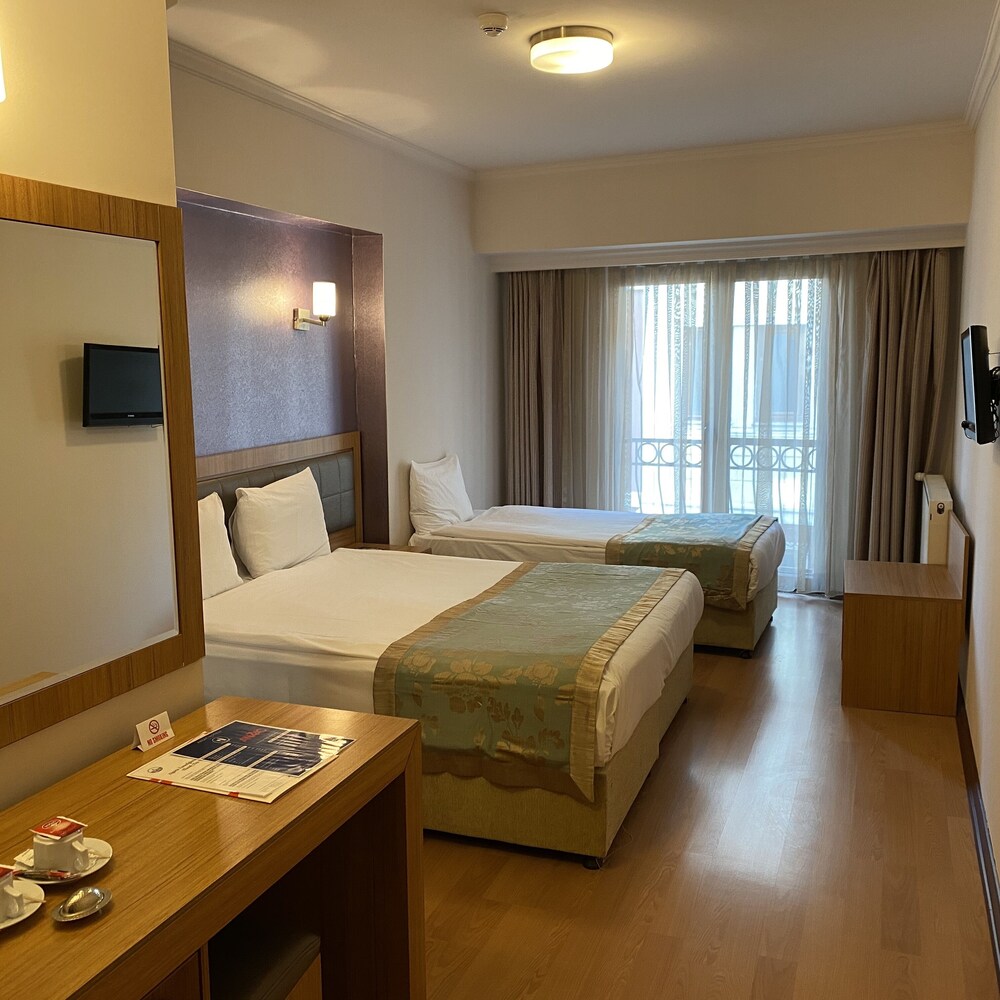 Grand Anzac Hotel 13/33