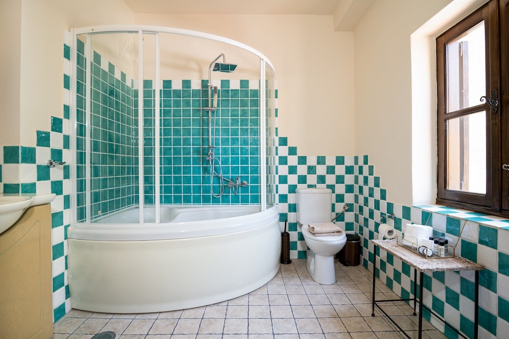 April Luxury Suites 47/50
