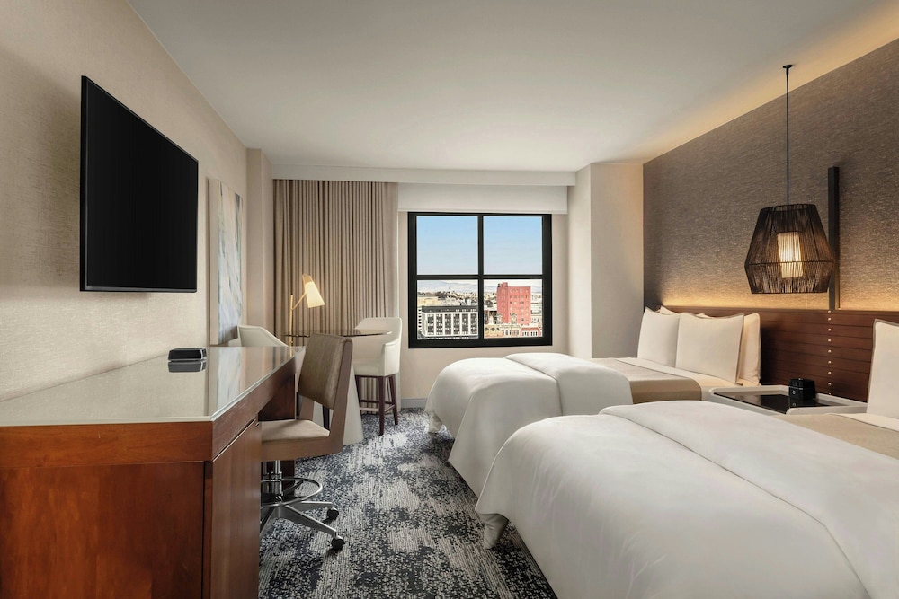 Junior Suite, 2 Queen Beds, Bay View, Balcony