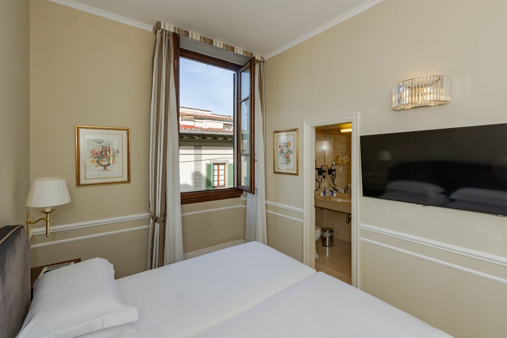 CLASSIC, DOUBLE OR TWIN BED, CITY VIEW