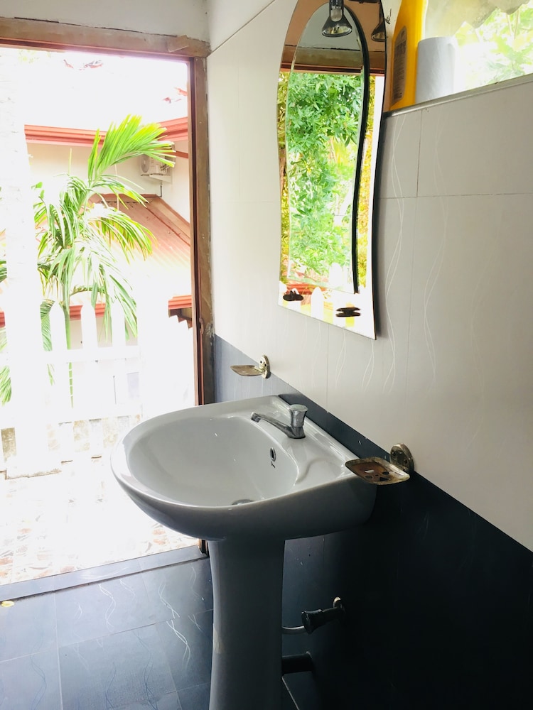 Sudu Neluma Home Stay 33/34