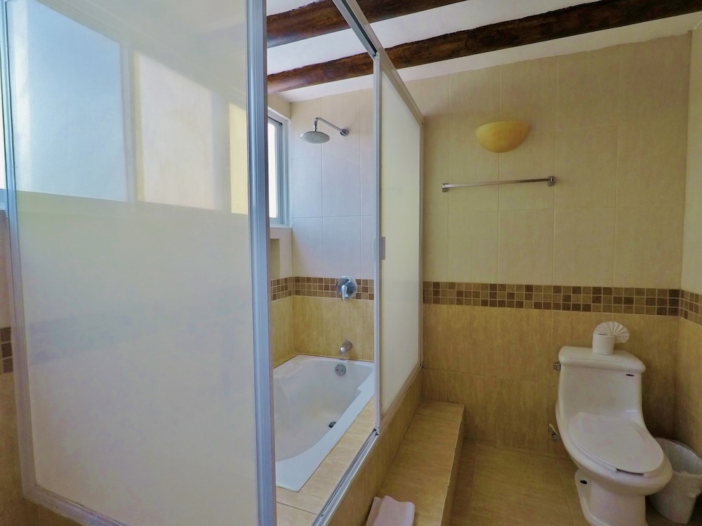 Hotel Suites El Campanario 36/39