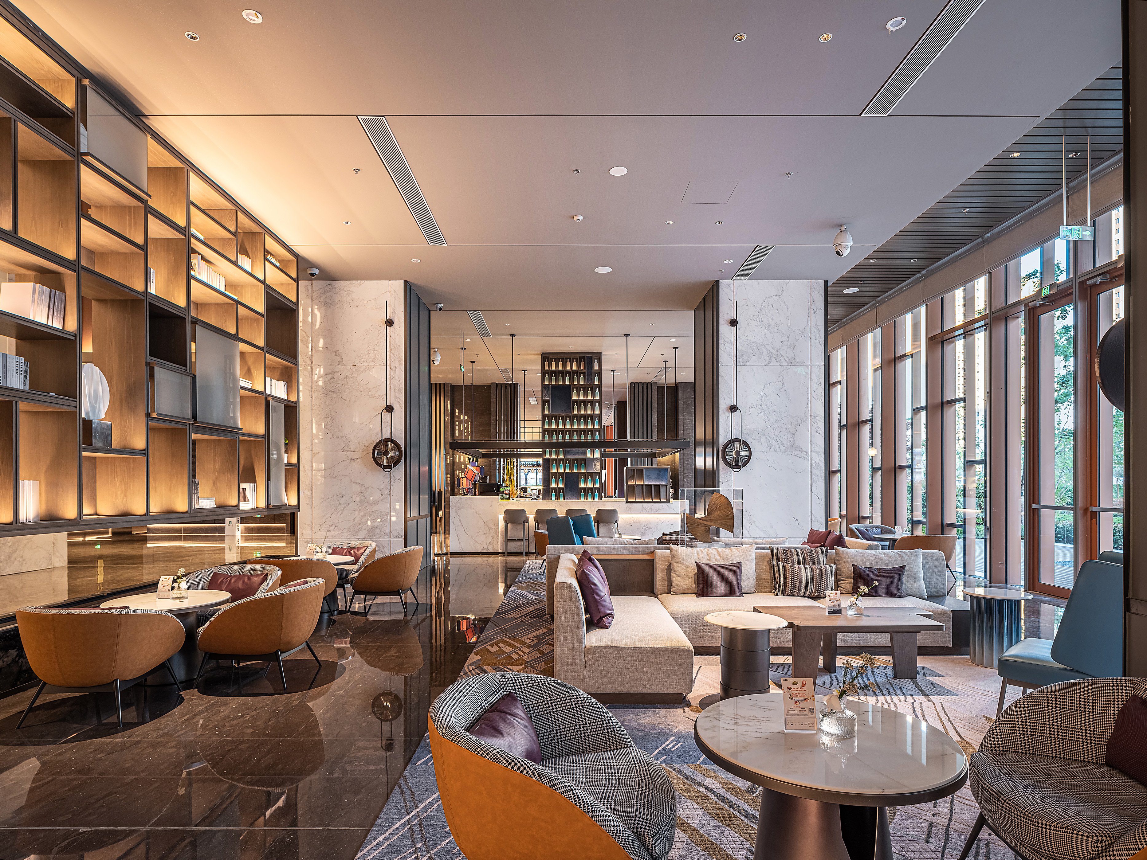 Crowne Plaza Qingdao Jinshui 46/84
