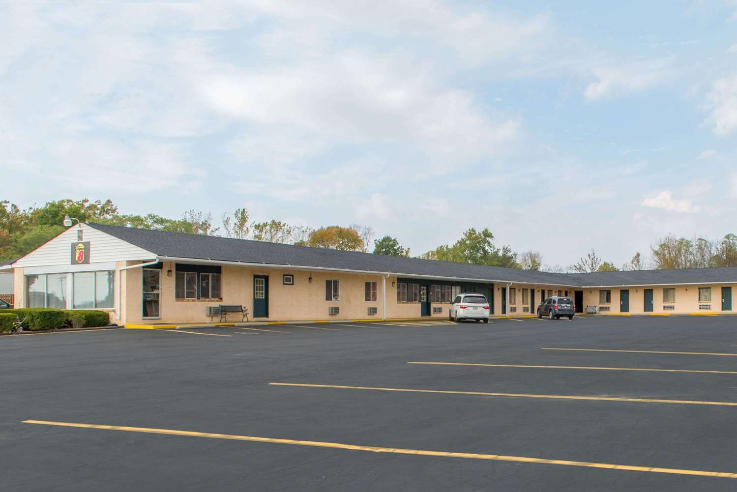 Super 8 By Wyndham Centerville-Richmond 4/21
