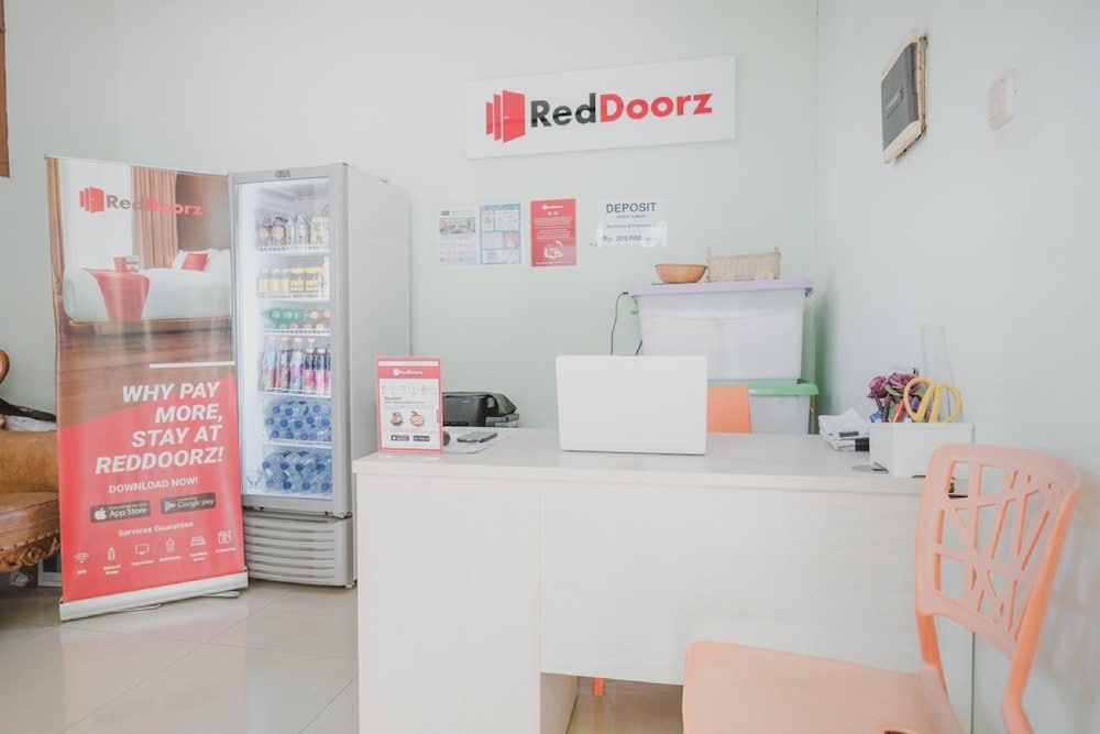 RedDoorz Plus at Karet Pedurenan 3 7/49