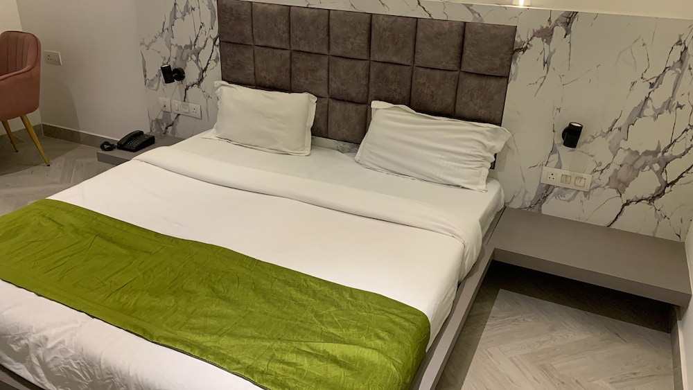 Hotel Square 9 Inn 9/23