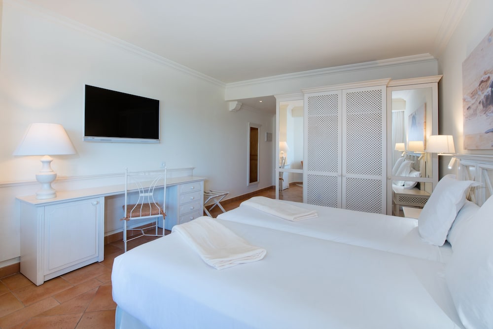 Room, Twin Beds, Shared Pool
