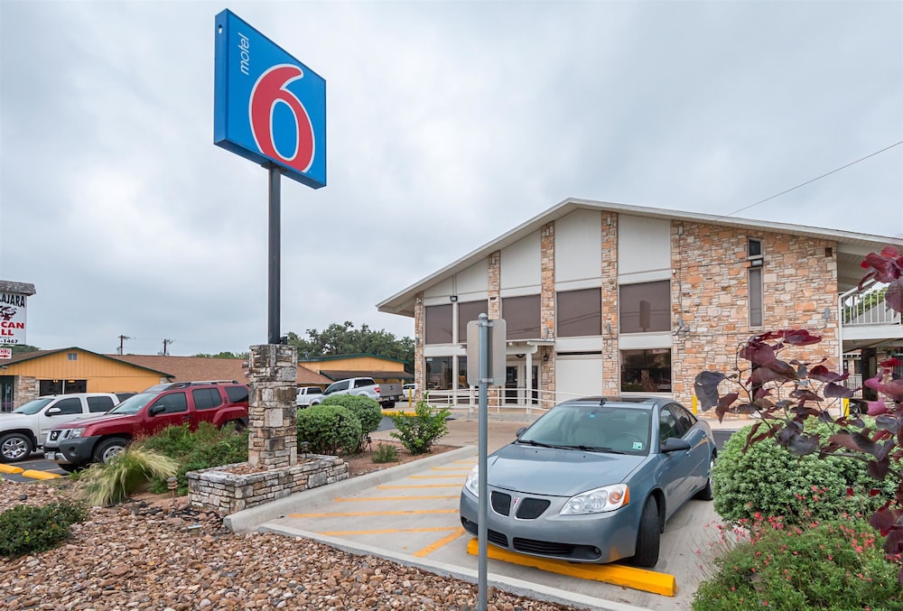 Motel6 Boerne, TX 48/60