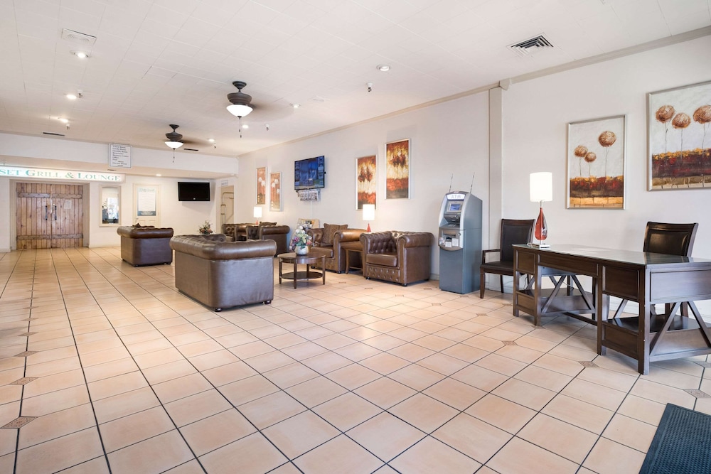 Quality Inn Suites Lake Havasu City 32/55