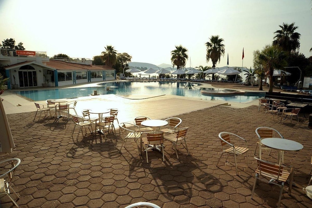 Club Muskebi Hotel 48/50