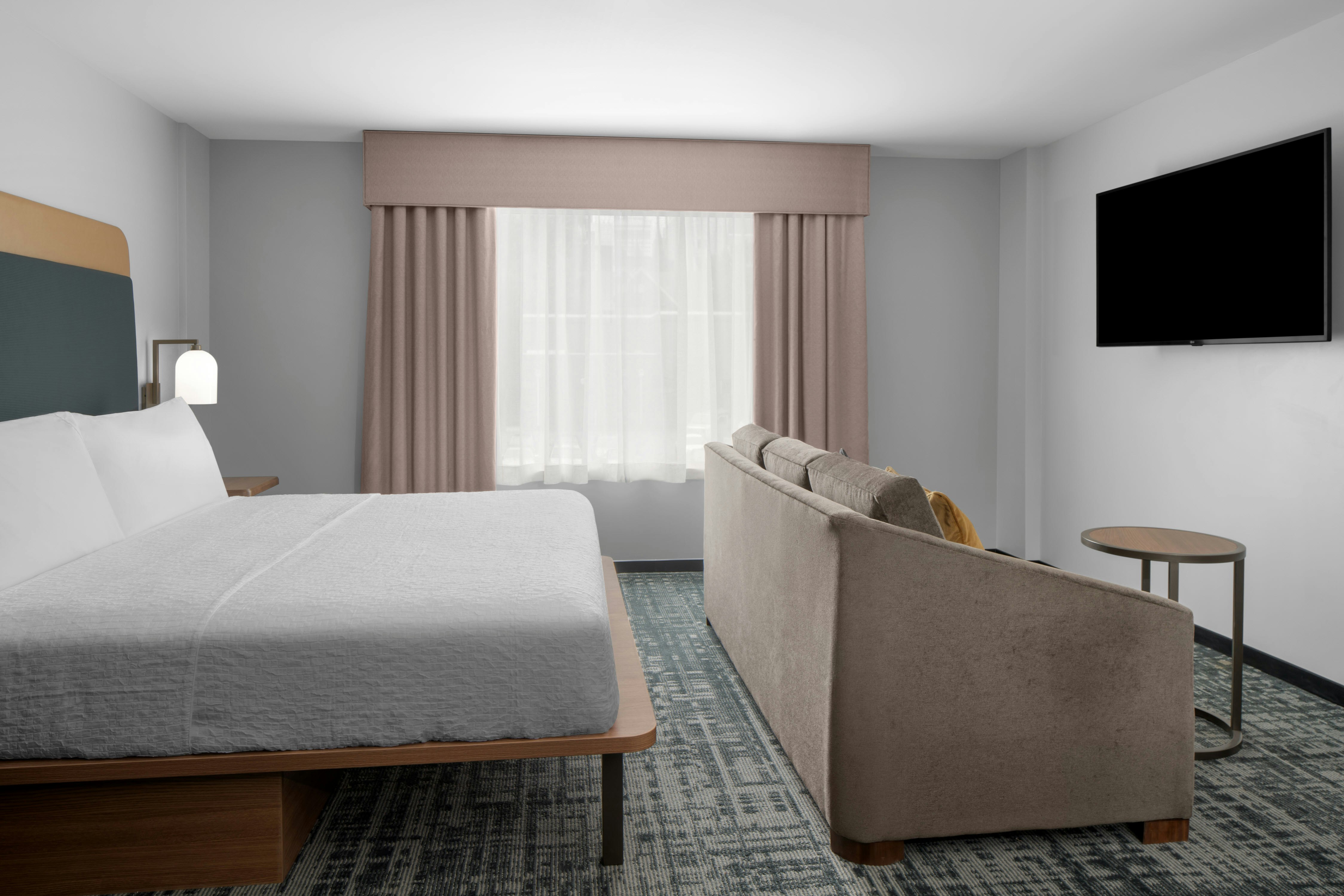 BOARDROOM, SUITE, KING BED