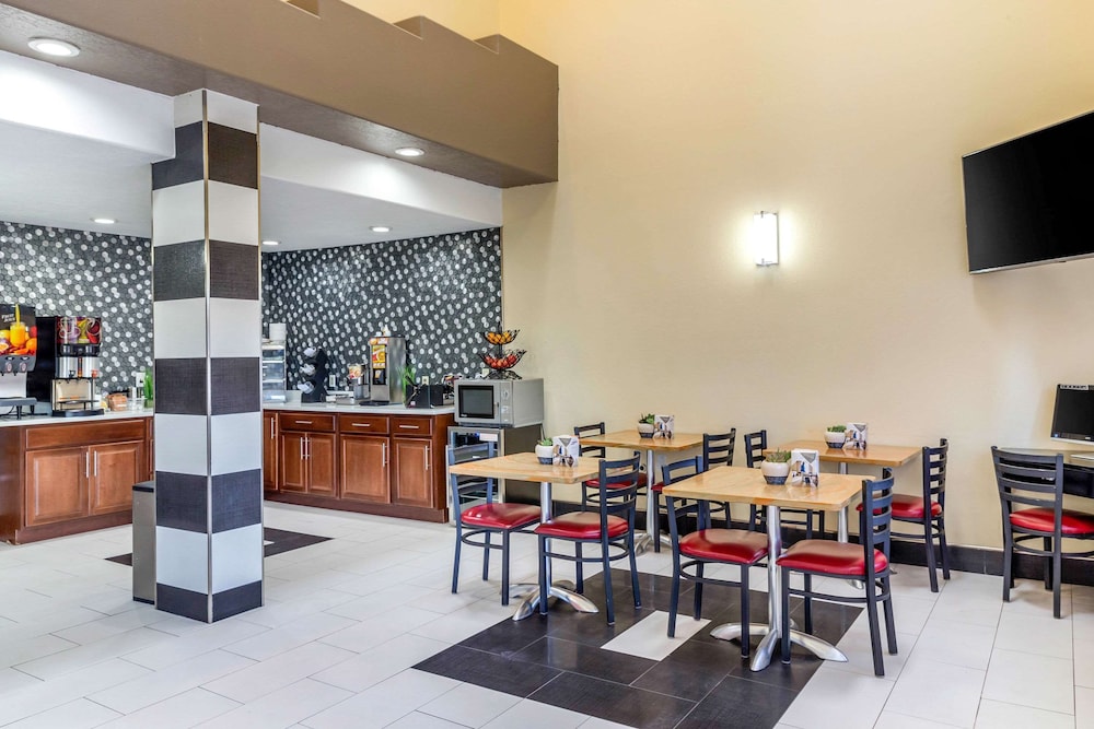 Econo Lodge West Coors Blvd 16/34