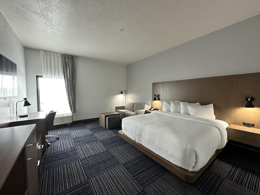 غرفة قياسية بسرير كينج مع أريكة لذوي الإعاقة، Best Western Cheyenne 2/4
