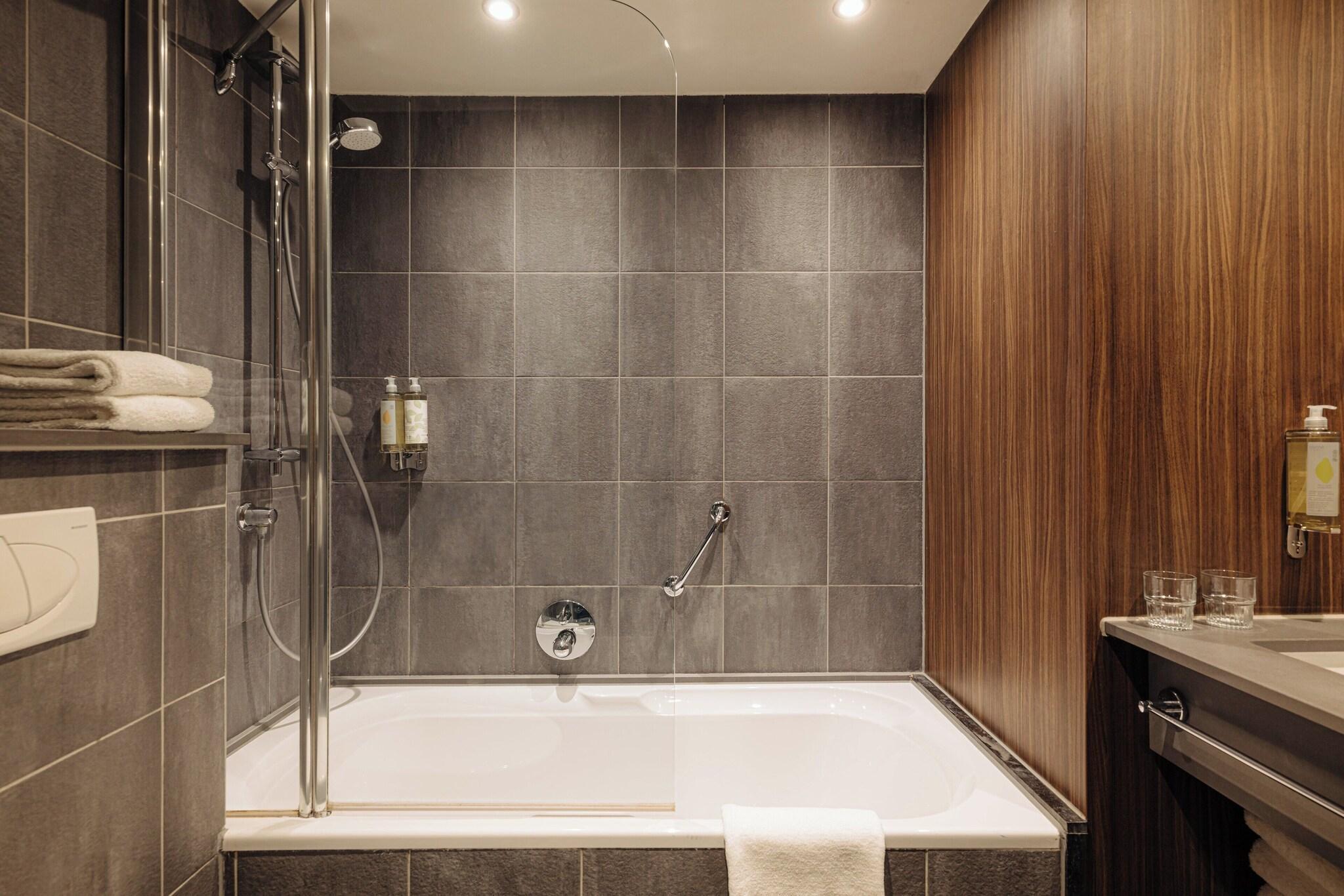 Room, Quadruple, 4 Beds, Leonardo Eden Hotel Amsterdam City Center 3/3