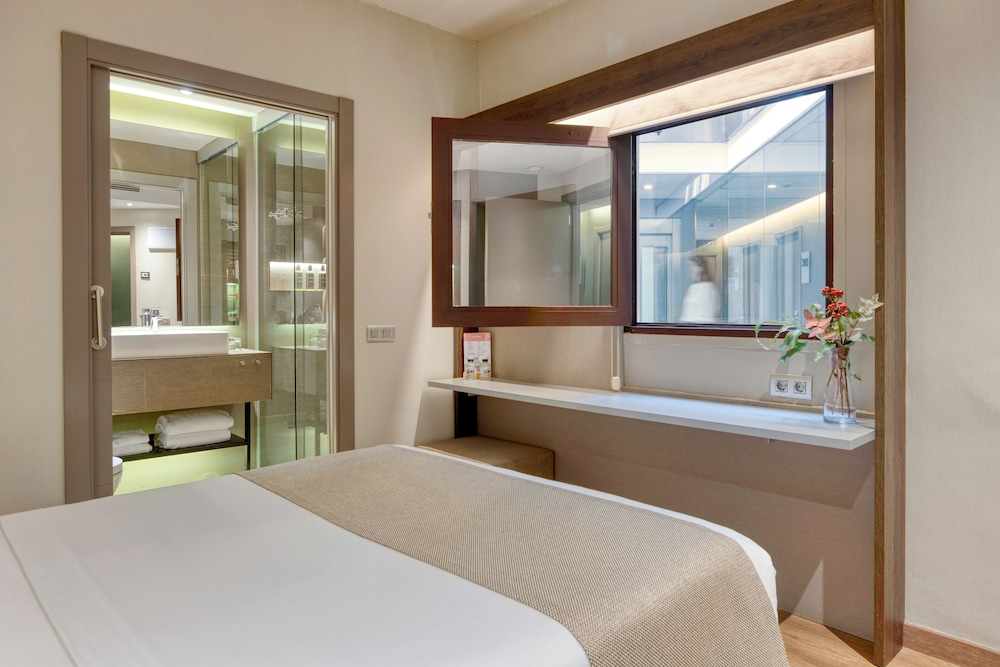 INTERIOR, ECONOMY, DOUBLE BED