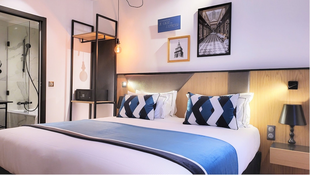 DELUXE, DOUBLE BED, POOL ACCESS