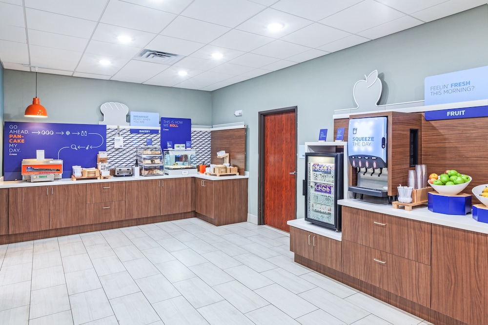 Holiday Inn Express Hotel & Suites Sealy 16/47