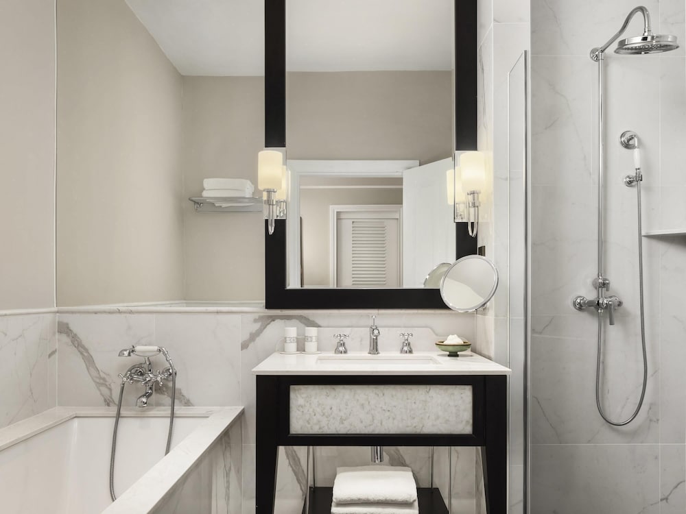 Executive, Suite, King Bed, Raffles Hotel Le Royal 4/4