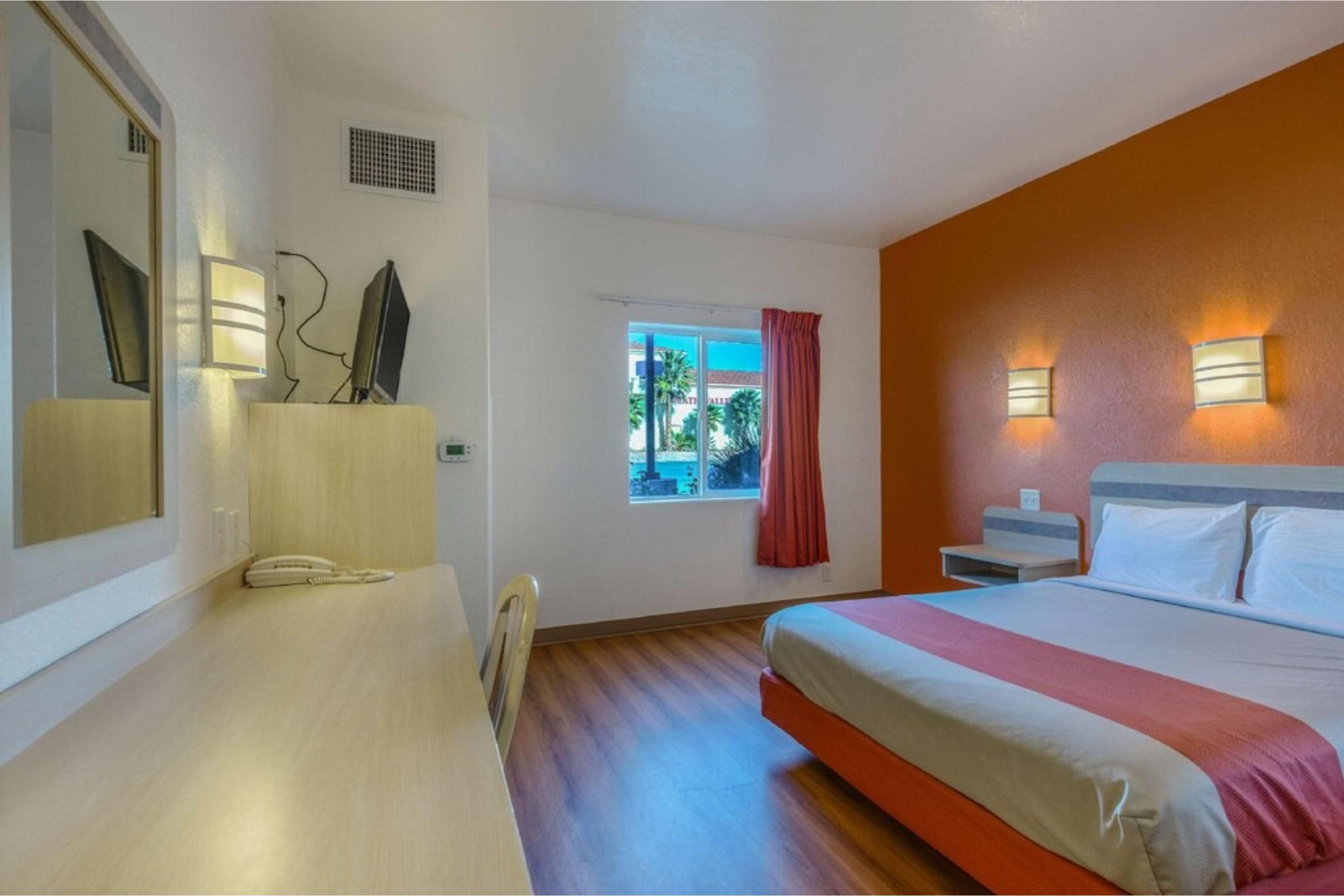 1 Queen Bed - Non-Smoking