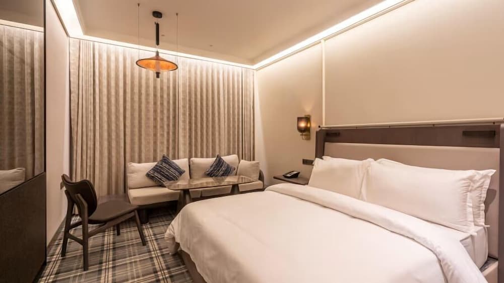 CLUB ROOMS