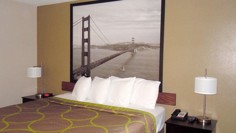 Super 8 by Wyndham Salinas 13/36