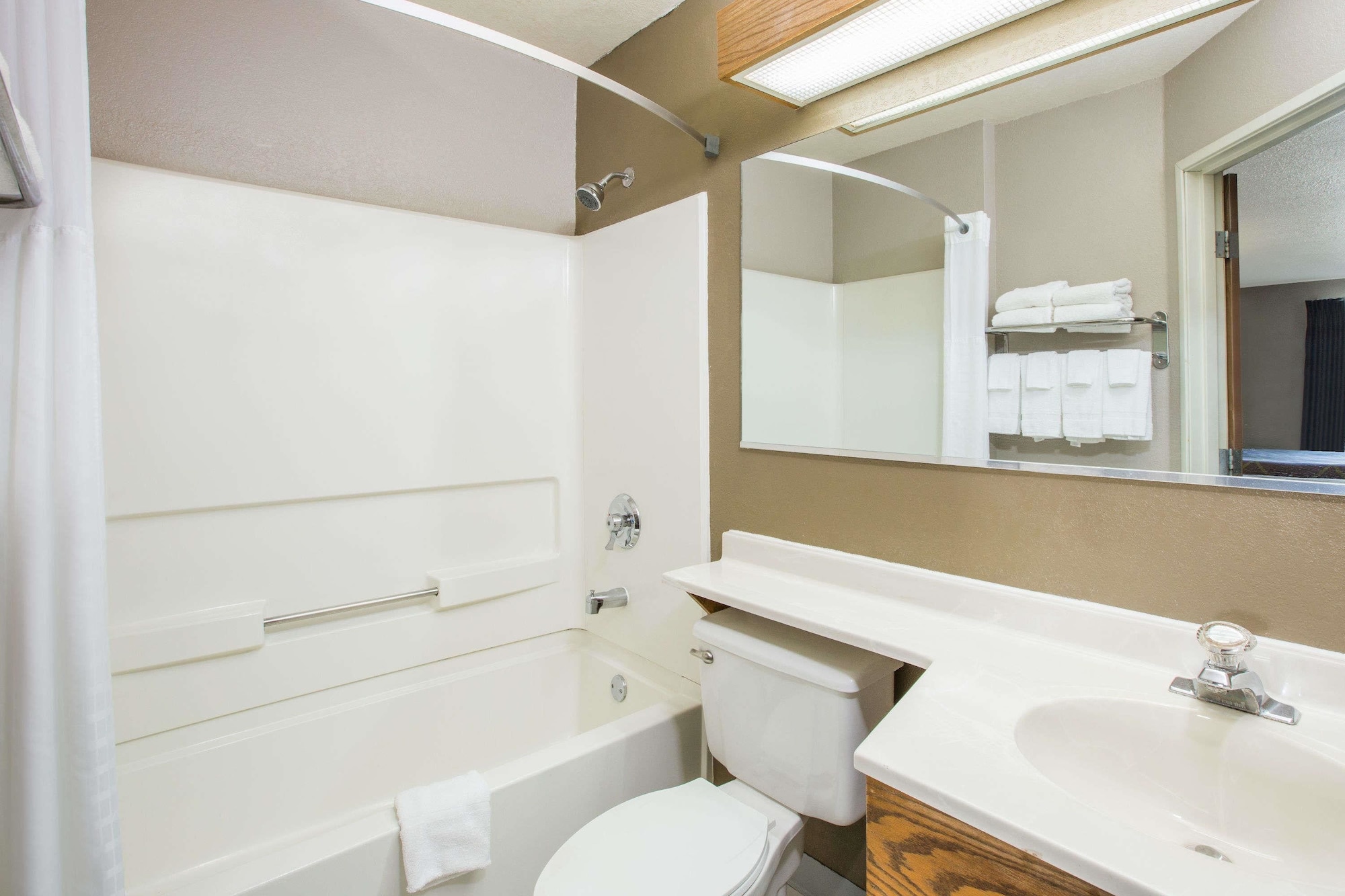 Room, 2 Queen Beds, Super 8 By Wyndham Brookings 6/10