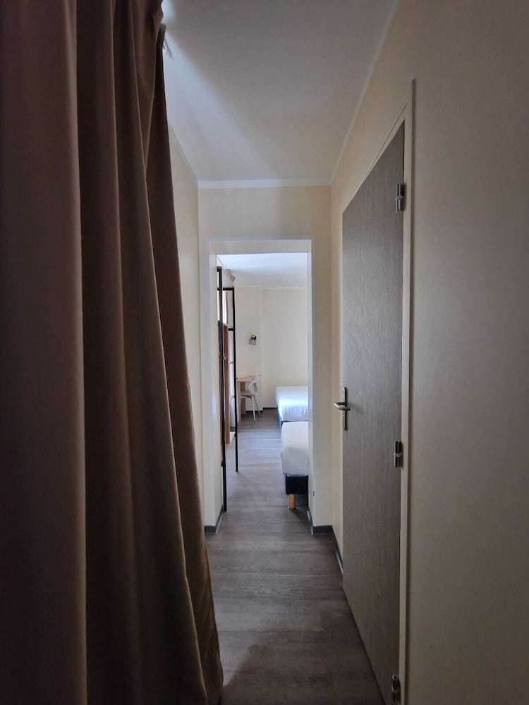 D'anjou Hotel 28/43